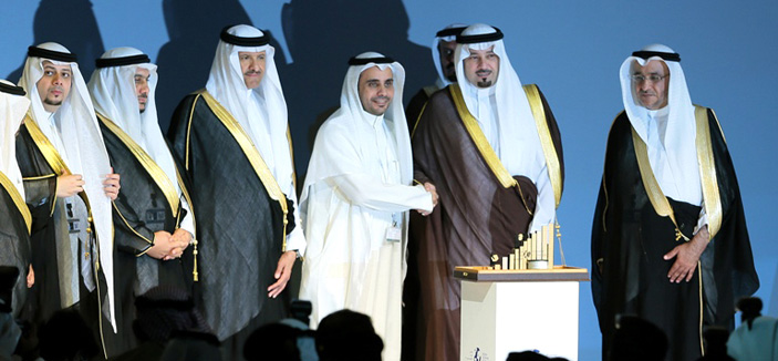 الأمير مشعل بن عبدالله يكرم «عين الرياض» لرعايتها منتدى جدة الاقتصادي 