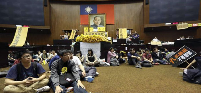 طلبة في تايوان يحتلون مبنى تشريعياً ويرفضون دعوة الرئيس للحوار 