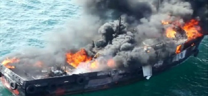 الإمارات: وفاة شخص وإصابة 3 في احتراق سفينة وغرقها أمام سواحل الشارقة 