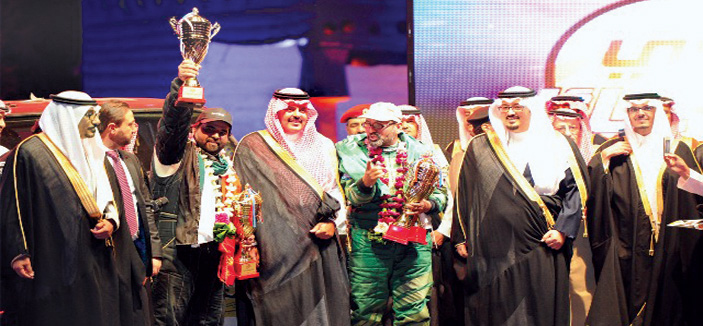 نائب أمير منطقة حائل عبدالعزيز بن سعد يتوج المهنا بطلاً لرالي حائل التاسع للسيارات 