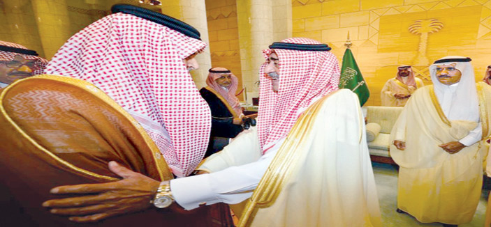 الأمير مقرن يتلقى بيعة المواطنين في قصر الحكم ويزور سماحة مفتي عام المملكة 