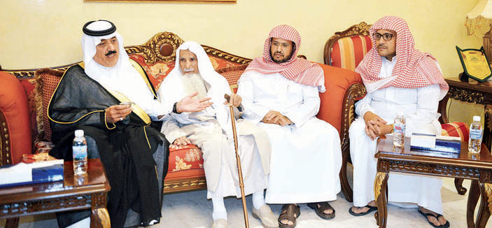 الأمير متعب بن عبدالله يواسي أسرة البشري في وفاة أبنائهم الخمسة 