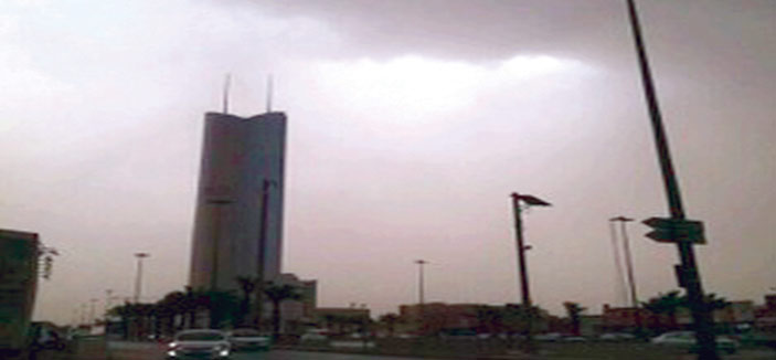 الرياض ... أمطار متوسطة تصاحبها رياح وأتربة 