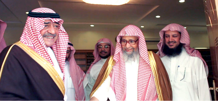 الأمير مقرن يزور الشيخ الفوزان في منزله 
