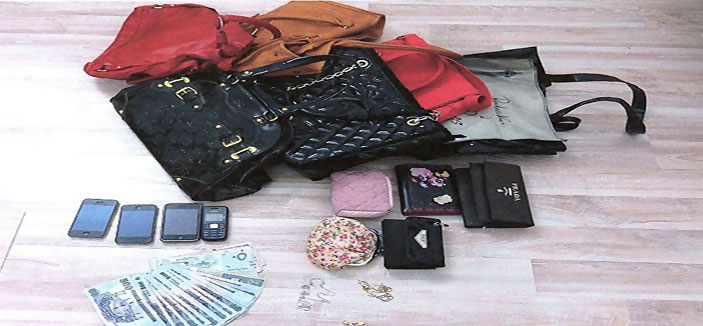 جناة سرقة السيارات والحقائب اليدوية في القبضة الأمنية 