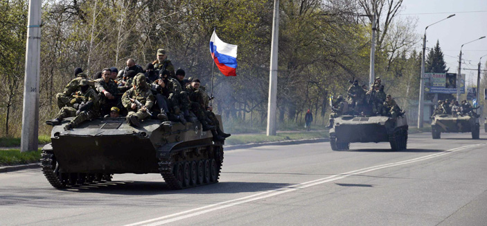 تأزم الأوضاع في شرق أوكرانيا ومشاهدة مدرعات ترفع علم روسيا 