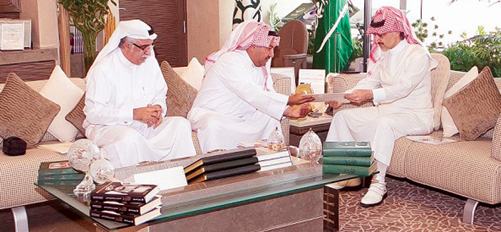 الأمير الوليد يستلم رسالة من الشيخ خالد نجل ملك البحرين 