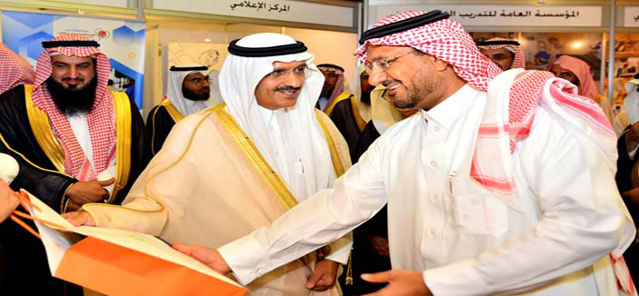 أمير منطقة الرياض يزور جناح «العنود الخيرية» 