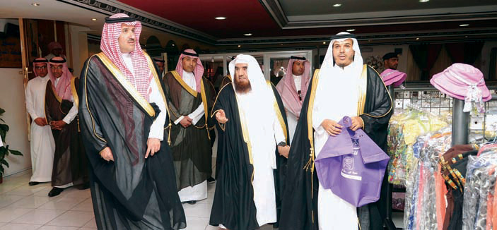 الأمير فيصل بن سلمان يزور المستودع الخيري بالمدينة 
