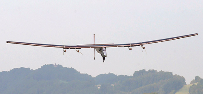 طائرة تعمل بالطاقة الشمسية تنهي رحلتها التجريبية الأولى 