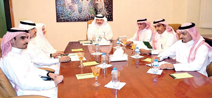الأمير فيصل بن محمد يجتمع بالهيئة الإدارية للجمعية السعودية للفنون التشكيلية لدراسة المعوقات 