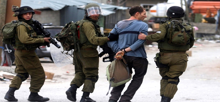 قوات الاحتلال تعيث فسادًا ونهبًا في بيوت الفلسطينيين وتواصل حملة الاعتقالات 