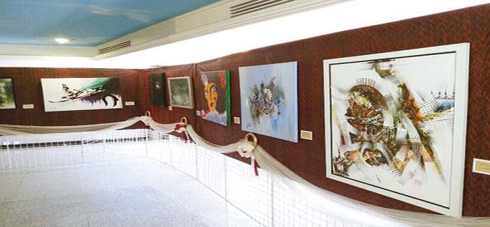 22 فنانا وفنانة في معرض فرع جمعية التشكيليين في الطائف 