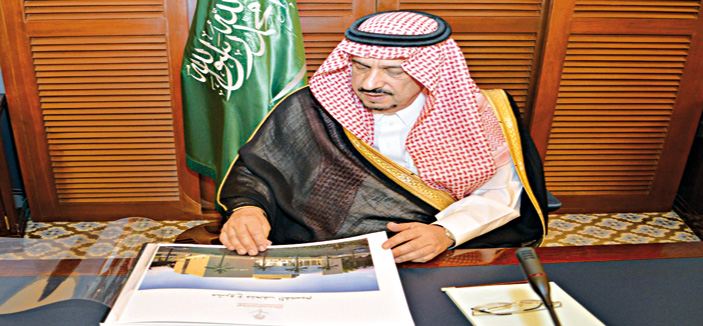 الأمير فيصل بن بندر يطلع على التصاميم الخاصة بمشروع متحف القصيم الإقليمي 
