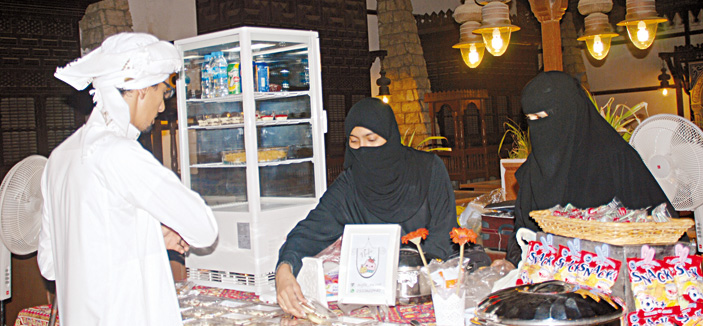 مطلقات وأرامل في مهرجان «نفحات رمضانية» بمدينة الطيبات 
