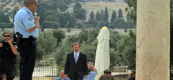 نائب رئيس الكنيست الإسرائيلي يقتحم باحات المسجد الأقصى 