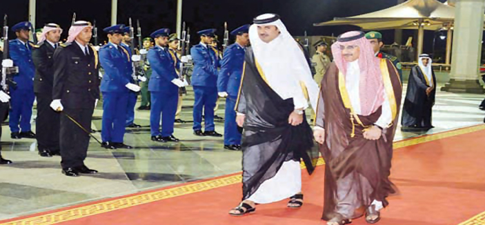 الأمير محمد بن نايف يودع أمير قطر لدى مغادرته المملكة 