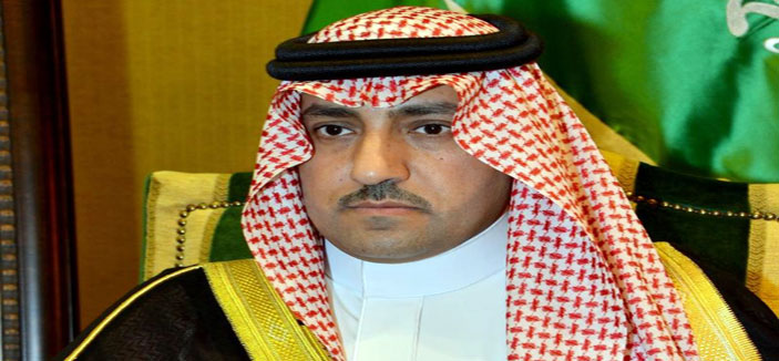 أمير منطقة الرياض يعايد الأيتام 