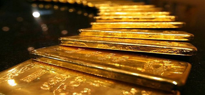 الذهب يهبط مع صعود الدولار لكنه لا يزال فوق 1300 دولار 