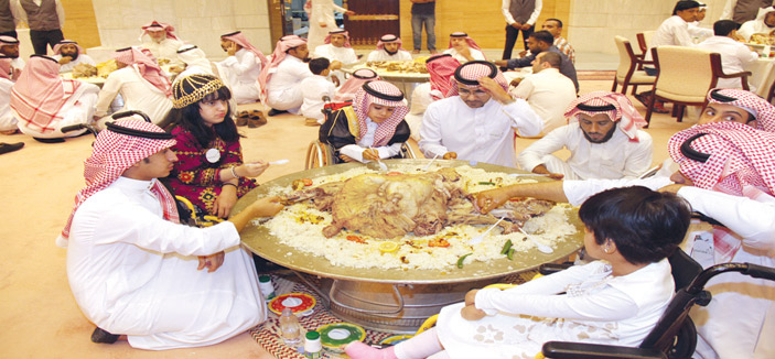 ذوو الاحتياجات يتناولون وجبة إفطار العيد بقصر الحكم 