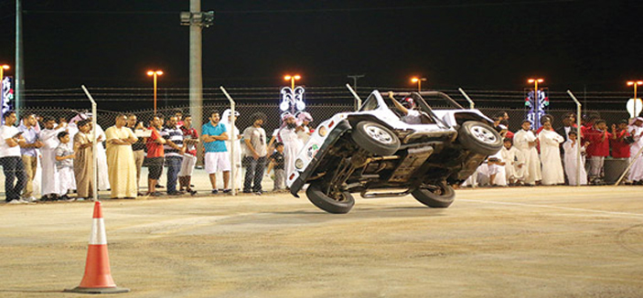 عروض السيارات وسباقات السرعة تجذب الشباب لميدان ديراب في عيد الرياض 
