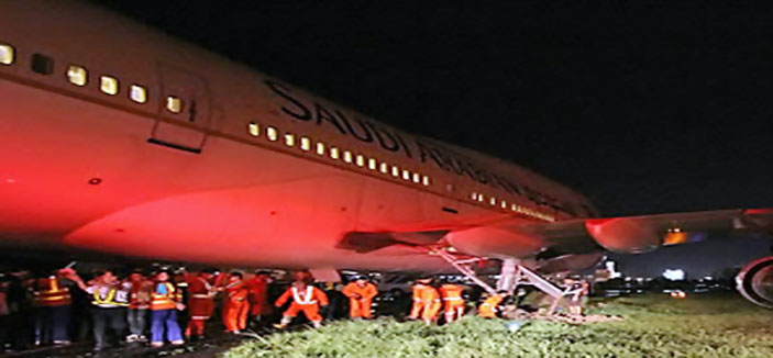 «السعودية»: عجلات طائرة رحلة «مانيلا» غاصت في الوحل ومغادرتها اليوم الأربعاء 