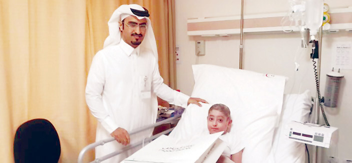 موظفو وموظفات بنك الرياض يشاركون الأطفال المنوَّمين في المستشفيات فرحة العيد ويزرعون البسمة على شفاههم 