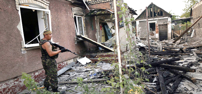 شاحنات القافلة الروسية تعود بعد تفريغ حمولتها في شرق أوكرانيا 