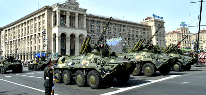 الرئيس الأوكراني يعد بتسليح الجيش مع استمرار القتال في دونيتسك 