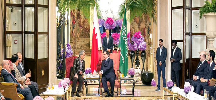 ملك البحرين يشرف حفل عشاء أقامه الأمير الوليد في باريس 