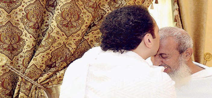 أمير منطقة مكة المكرمة يقبل جبين سماحة المفتي في عرفة أمس 