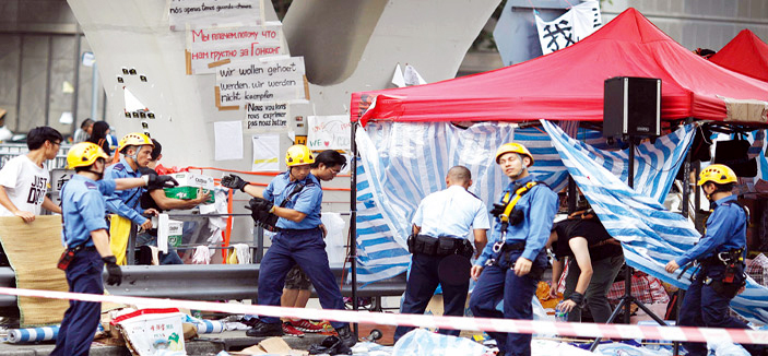 المحتجون يرفعون الحصار عن المباني الحكومية في هونج كونج 
