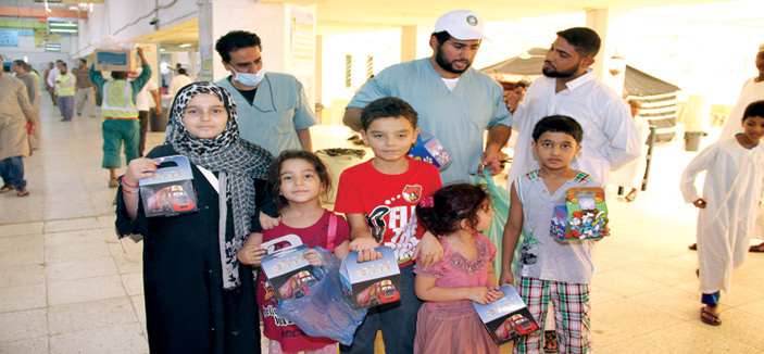 أمانة منطقة الرياض تعايد الأطفال في مواقع الاحتفالات 