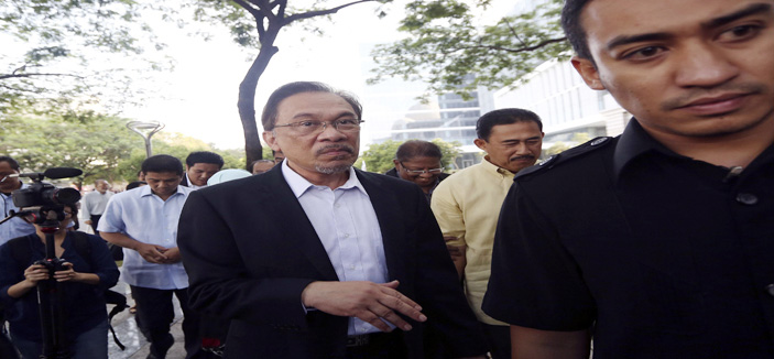 ارتفاع التوتر في اليوم الثاني من طعن زعيم المعارضة الماليزي في حكم الإدانة 