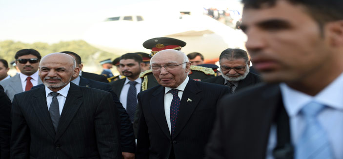 الرئيس الأفغاني يصل إلى باكستان لإحياء محادثات السلام مع طالبان 