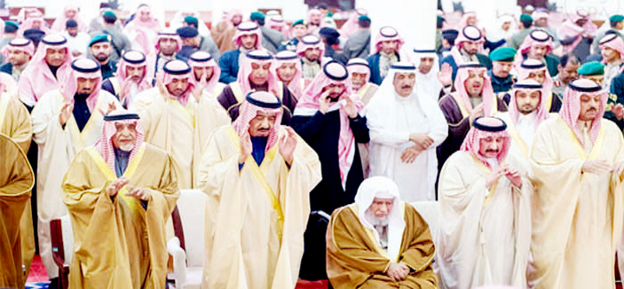 سمو ولي العهد يؤدي صلاة الميت على الأمير سعد بن عبدالله بن عبدالرحمن 