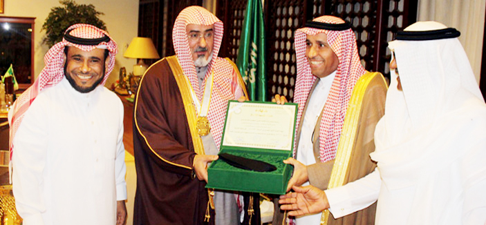 مدير جامعة الإمام محمد بن سعود الإسلامية يكرم أبطال الكاراتيه 