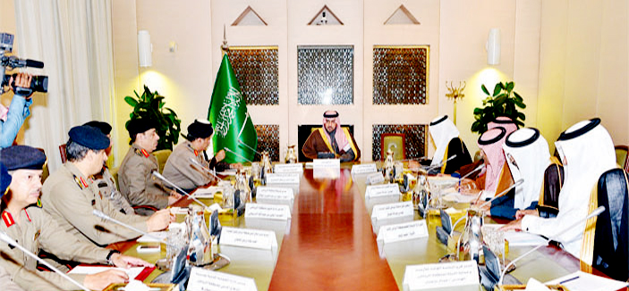 أمير منطقة الرياض يجتمع بعدد من المسؤولين بالمنطقة 
