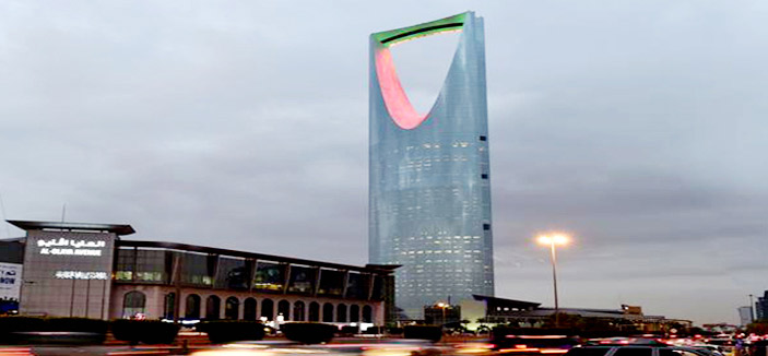 برج «المملكة» باللونين الأخضر والأحمر في اليوم الوطني للإمارات 