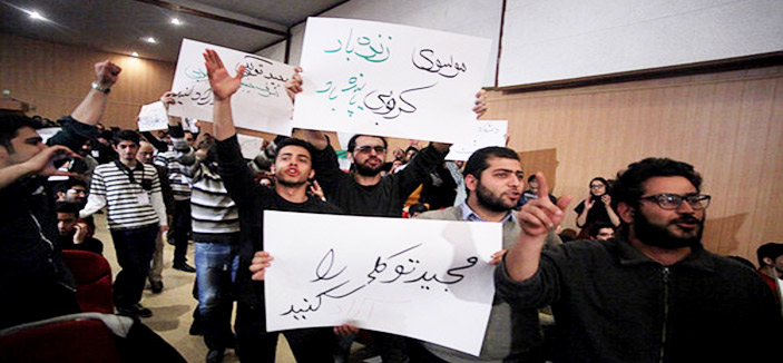 طلبة في جامعة طهران يطالبون بإطلاق سراح زعماء المعارضة 