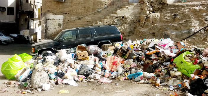 أحياء مكة المكرمة تعاني من تكدس النفايات وانعدام النظافة 
