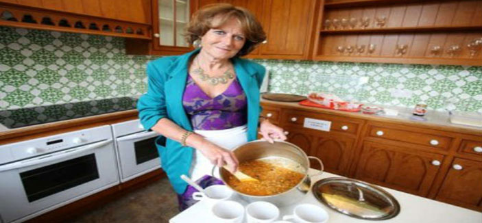 بارونة بريطانية: الفقراء يجوعون لأنهم يفتقرون إلى مهارات الطهي 