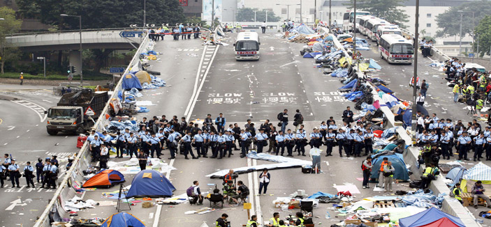 شرطة هونغ كونغ تعتقل متظاهرين رفضوا إخلاء المخيم الرئيسي للمطالبين بالديموقراطية   