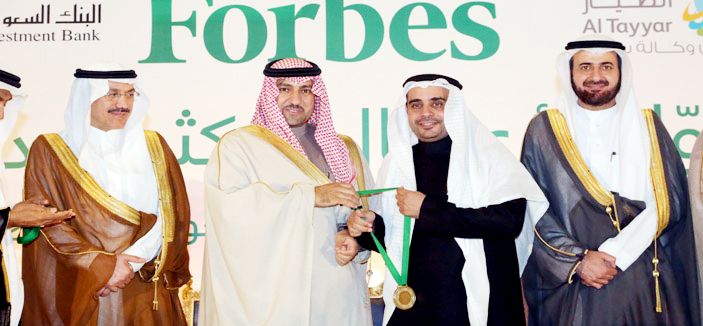 أمير منطقة الرياض يكرّم عين الرياض بحفل فوربس لرواد الأعمال 