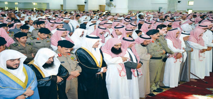 الأمير سعود بن نايف يؤدي الصلاة على الشهيد العسيري 