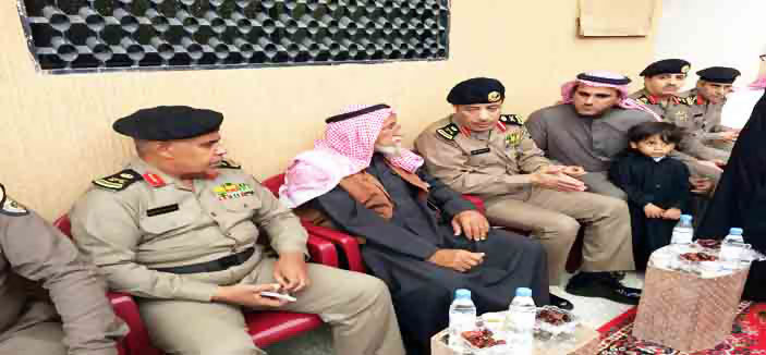 مدير شرطة الرياض نقل تعازي سمو وزير الداخلية لذوي الشهيد 