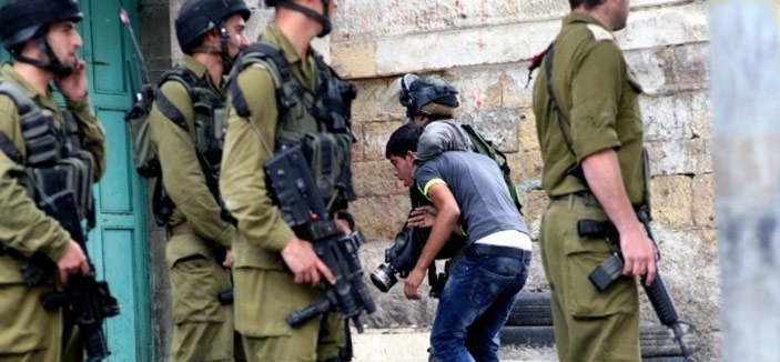 الاحتلال يعتقل 15 فلسطينياً من الضفة والقدس وغزة 