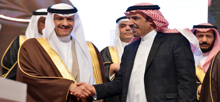 الأمير سلطان بن سلمان يكرم المهندس البيز 