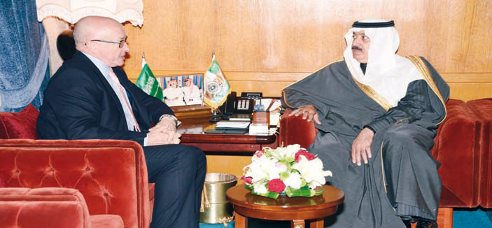 الأمير متعب بن عبدالله يتباحث مع السفير البريطاني 