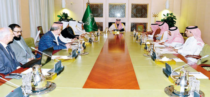 أمير منطقة الرياض يناقش مع المسؤولين مشروع التأهيل البيئي لوادي السلي 
